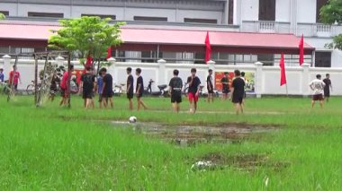 29 Ağustos 2025. Chu Van An, Hai Phong, Vietnam. Çocuklar sahada futbol oynuyor.