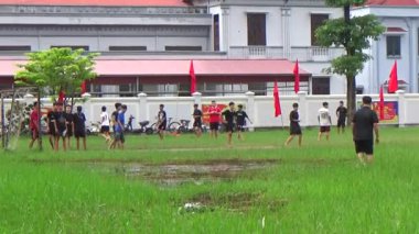 29 Ağustos 2025. Chu Van An, Hai Phong, Vietnam. Çocuklar sahada futbol oynuyor.