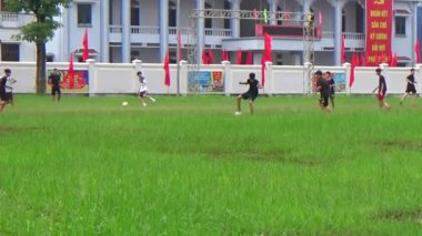 29 Ağustos 2025. Chu Van An, Hai Phong, Vietnam. Çocuklar sahada futbol oynuyor.