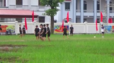 29 Ağustos 2025. Chu Van An, Hai Phong, Vietnam. Çocuklar sahada futbol oynuyor.