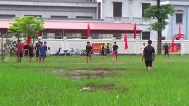 29 Ağustos 2025. Chu Van An, Hai Phong, Vietnam. Çocuklar sahada futbol oynuyor.