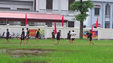 29 Ağustos 2025. Chu Van An, Hai Phong, Vietnam. Çocuklar sahada futbol oynuyor.