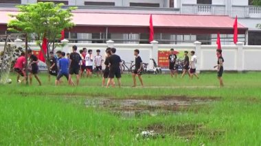 29 Ağustos 2025. Chu Van An, Hai Phong, Vietnam. Çocuklar sahada futbol oynuyor.