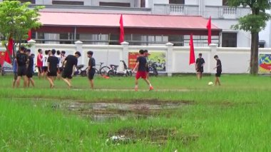 29 Ağustos 2025. Chu Van An, Hai Phong, Vietnam. Çocuklar sahada futbol oynuyor.