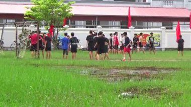 29 Ağustos 2025. Chu Van An, Hai Phong, Vietnam. Çocuklar sahada futbol oynuyor.