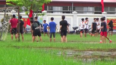 29 Ağustos 2025. Chu Van An, Hai Phong, Vietnam. Çocuklar sahada futbol oynuyor.