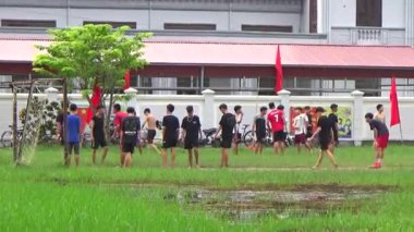 29 Ağustos 2025. Chu Van An, Hai Phong, Vietnam. Çocuklar sahada futbol oynuyor.