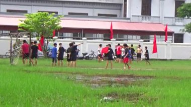 29 Ağustos 2025. Chu Van An, Hai Phong, Vietnam. Çocuklar sahada futbol oynuyor.