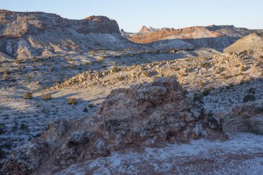 Sabahın erken saatlerinde Arches Ulusal Parkı, Utah Hassas Kemer Genel İzi 'nde 