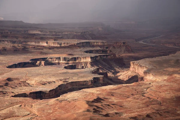 Green River Overlook, Canyonlands Ulusal Parkı, Utah 'tan fırtına yaklaşıyor. 