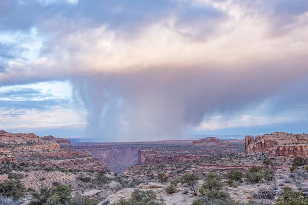 Shafer Kanyonu yakınlarında sağanak yağmur, Canyonlands Ulusal Parkı, Utah