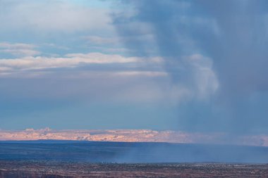 Gün doğumunda yağmur yağar Gökteki Ada 'da, Kanyonlar Ulusal Parkı, Utah