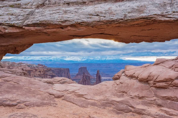 La Sal Sıradağları Mesa Arch, Canyonlands Ulusal Parkı, Utah 'ta bulutlu bir sabah