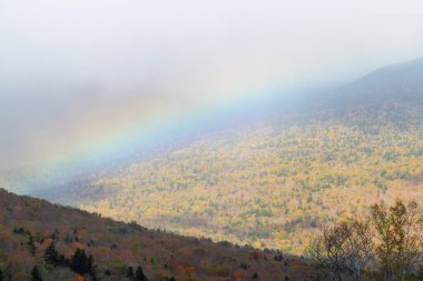 Gökkuşağı ve açık fırtına Kuzey Başkanlık Range, New Hampshire 