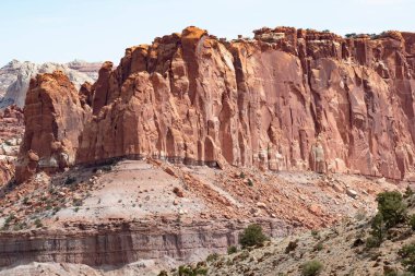 Chimney Rock Patikası boyunca kanyon duvarları, Capitol Resifi Ulusal Parkı, Utah 