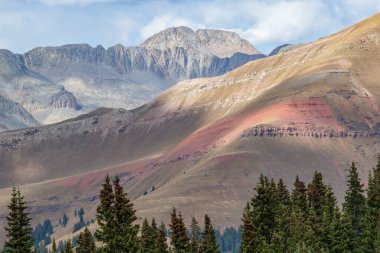 Güneybatı Colorado 'daki San Juan Sıradağları' nda kırmızı ve demir oksit izi var.