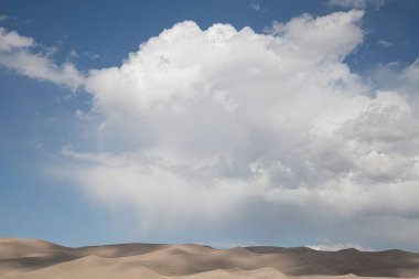 Cumulonimbus bulutu, Colorado 'daki Great Sand Dunes Ulusal Parkı üzerinde