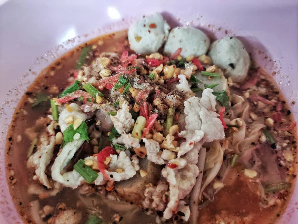 Tajski Makaron Wieprzowiną Kulkami Wieprzowymi Zupą Słynne Uliczne Jedzenie Zbliżenie — Zdjęcie stockowe
