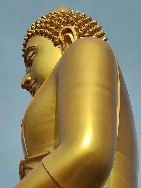 Grande Statue Bouddha Doré Contre Ciel Bleu — Photo