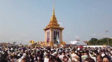 BANGKOK, THAILAND - 03 Mart 2024 'te Bangkok, Tayland' da Hindistan 'dan getirilen Arahan kalıntılarına ve Lord Buddha yadigarına saygılarını sunmak için kimliği belirsiz insanlar Sanam Luang' a gider.