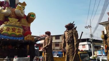 NAKHON PATHOM, THAILAND - 31 Ocak 2023 'te Tayland Nakhon Pathom, Tayland' da bulunan Wat Huai Plu 'nda Büyük 14 metre uzunluğunda Çin Servet Tanrısı olarak da bilinen Buda heykeli