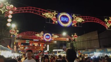 BANGKOK, THAILAND - 11 Şubat 2024 'te Bangkok, Tayland' daki Çin Yeni Yılı boyunca Yaowarat Yolu 'nda tanımlanamayan kalabalık kutlama yaptı.