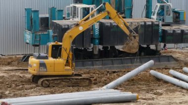 Bangkok Tayland - 26 Temmuz 2023: The Excavator şantiyede çalışıyor. 26 Temmuz 2023 'te Bangkok' ta yayın.