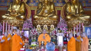 NONTHABURI THAILAND-FEBRUARY 11: Wat Borom Raja Kanjanapisek 'teki (Wat Leng Nei Yee 2) altın heykelin önünde 11 Şubat 2024 tarihinde Nonthaburi, Tayland' da namaz kılan Çinli keşişler