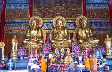 NONTHABURI THAILAND-FEBRUARY 11: Wat Borom Raja Kanjanapisek 'teki (Wat Leng Nei Yee 2) altın heykelin önünde 11 Şubat 2024 tarihinde Nonthaburi, Tayland' da namaz kılan Çinli keşişler