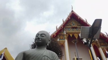 BANGKOK, THAILAND - 20 Temmuz 2024 'te Bangkok, Tayland' da bulunan Wat Awut Wikasitaram tapınağında Budist tapınağının önündeki Phra Upagupta heykeli