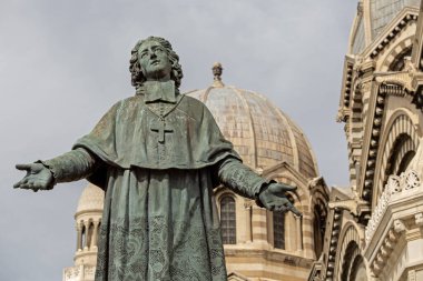 MGR heykeli. Piskopos Monsenyör de Belsunce Marsilya 'daki La Major katedralinin önünde. 