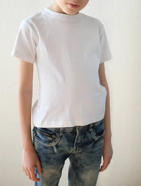 男の子の一部 子供10白いTシャツで歳は前に立っています 良い姿勢 小児期の大腸炎の予防 聴覚の健康の概念 幸せな子供時代 デザイナーのためのモカップ — ストック写真