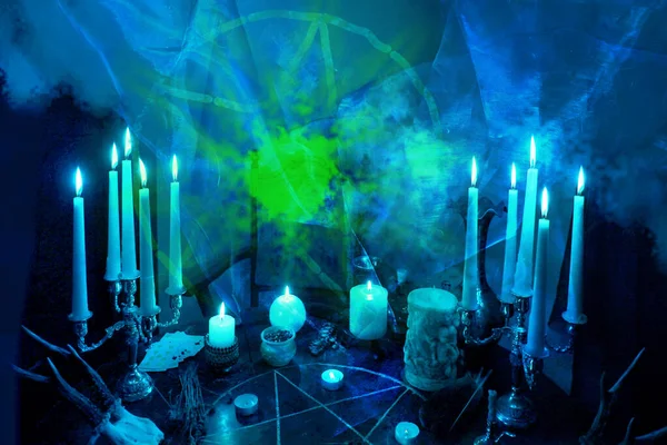 Mesa Esotérica Quarto Azul Escuro Pentagrama Desenhado Velas Queimam Oráculo — Fotografia de Stock