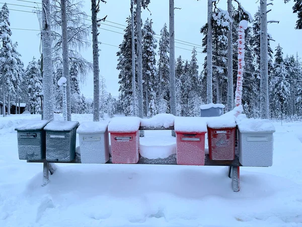 Zasněžená Silnice Silná Vrstva Sněhu Poštovních Schránkách Stromy Lyžařské Středisko — Stock fotografie