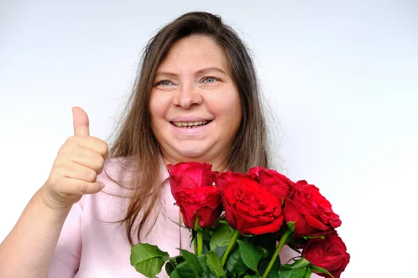 Ramo Flores Rosas Rojas Manos Mujer Madura Funky Feliz Años —  Fotos de Stock