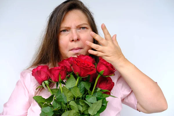 Ramo Flores Rosas Rojas Mujer Mediana Edad Años Con Alergias — Foto de Stock