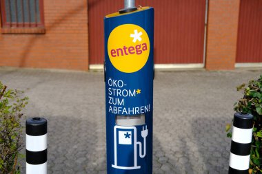 kompakt entega şarj istasyonu, alternatif enerji geliştirme kavramı, elektrikli araç üretimi, iklim iyileştirme için yeşil elektrik, FRANKFURT, Almanya - Ekim 2022