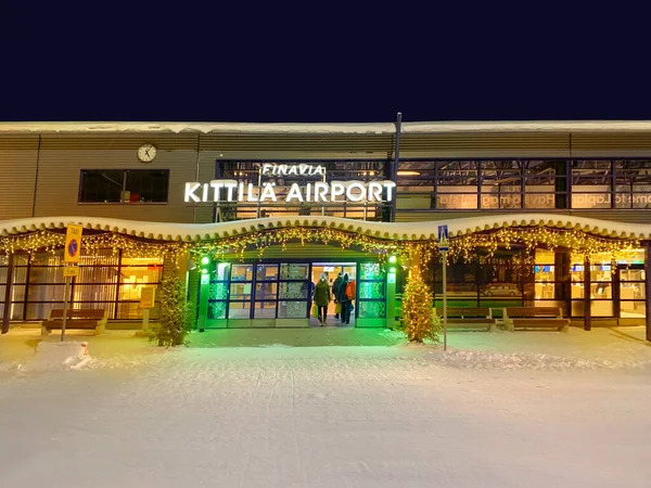 Főbejárat Kittila Repülőtér Díszített Karácsonyfák Koszorúk Téli Város Táj Újév — Stock Fotó