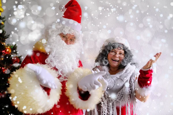 Vieux Père Noël Claus Avec Femme Félicite Les Enfants Les — Photo