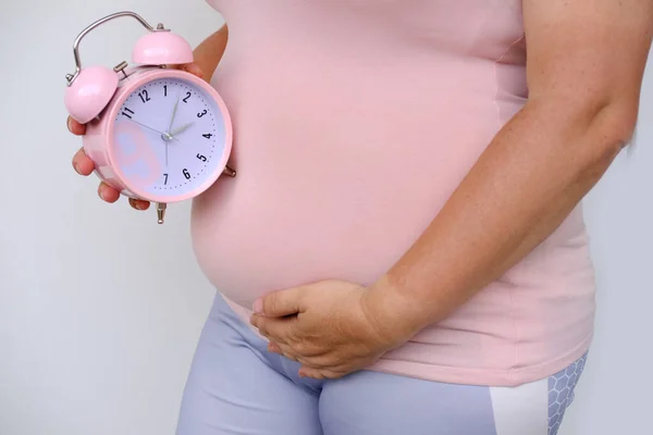 Middle Aged Pregnant Woman Holds Alarm Clock Her Belly Close — Φωτογραφία Αρχείου