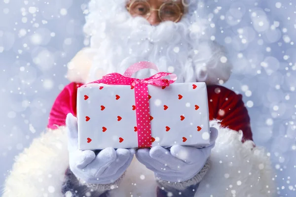 Άγιος Βασίλης Κατέχει Ένα Μεγάλο Κόκκινο Κουτί Δώρα Πωλήσεις Δείχνει — Φωτογραφία Αρχείου