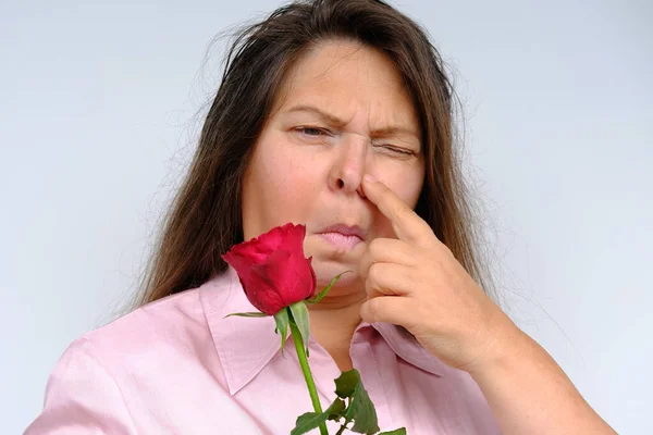 Ramo Flores Rosas Rojas Infeliz Mujer Mediana Edad Años Con —  Fotos de Stock