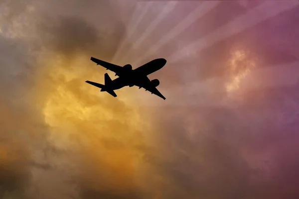 Svart Silhuett Flygplan Vacker Färgglad Dramatisk Himmel Med Moln Vacker — Stockfoto