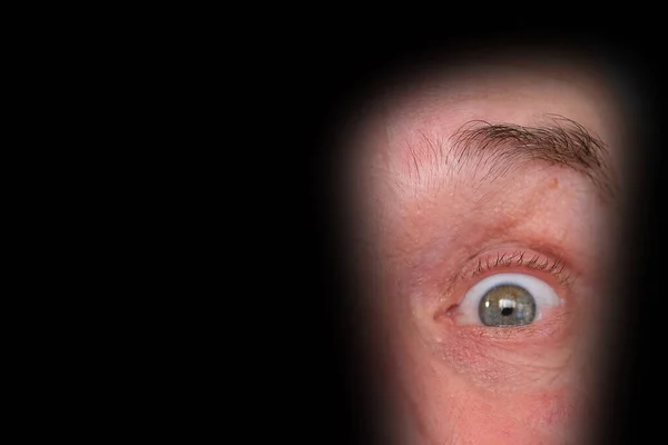 欧洲成年人的滑稽面孔近视 皮肤老化的皱纹 眼睛透过洞口的感叹号 人类的情感 精神疾病 心理障碍 — 图库照片