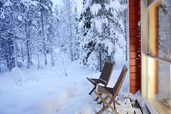 Früher Abend Winterwald Gemütliche Holzstühle Auf Der Terrasse Des Landhauses — Stockfoto