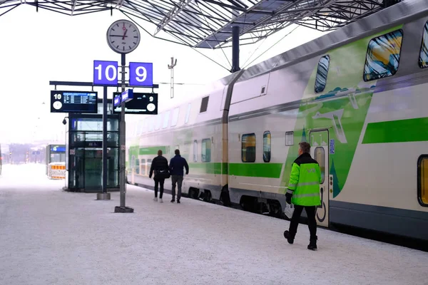 Intercity Biały Pociąg Fińskich Kolei Peronie Dworca Helsinki Pasażerowie Bagażem — Zdjęcie stockowe
