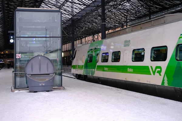 승강장에 핀란드의 배낭을 싣고열차에 탑승하는 핀란드 키에서 2022 까지의 — 스톡 사진