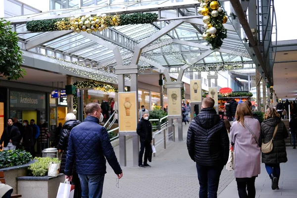 Toplarla süslenmiş, çelenklerle süslenmiş ana Taunus Merkezi, insanlar alışverişe gidiyor, hediyeler alıyor, kış noeli yaygarası, tatil alışverişi, Frankfurt - Ocak 2022