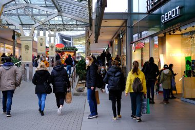 Toplarla süslenmiş, çelenklerle süslenmiş ana Taunus Merkezi, insanlar alışverişe gidiyor, hediyeler alıyor, kış noeli yaygarası, tatil alışverişi, Frankfurt - Ocak 2022