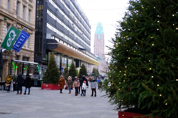 Helsinki Város Emberek Sétálnak Téli Utcán Díszített Karácsonyfa Csillogás Fények — Stock Fotó